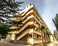 Санаторий Славутич в Алуште, вид снаружи Санаторий Славутич (Алушта)