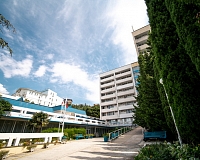 Санаторий Голубая Волна в Алуште, вид снаружи Санаторий Голубая Волна (Алушта)