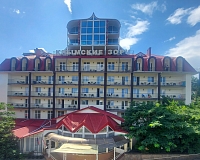 Санаторий Крымские Зори в Алуште, вид снаружи Санаторий Крымские Зори (Алушта)